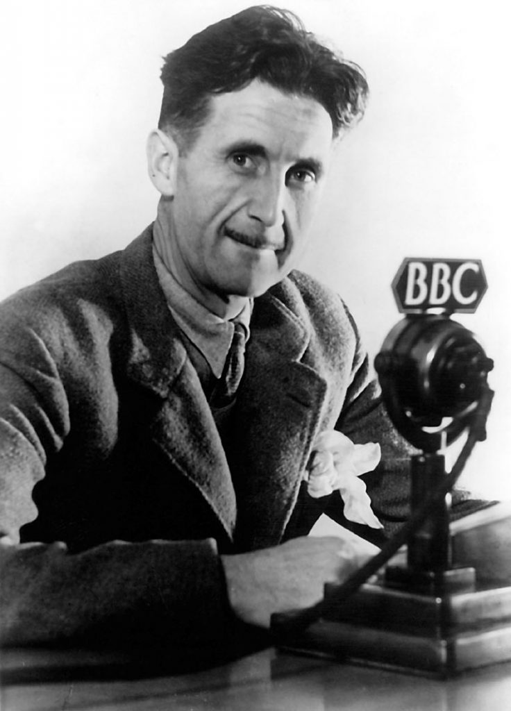 George Orwell sediaci za mikrofónom s logom BBC.