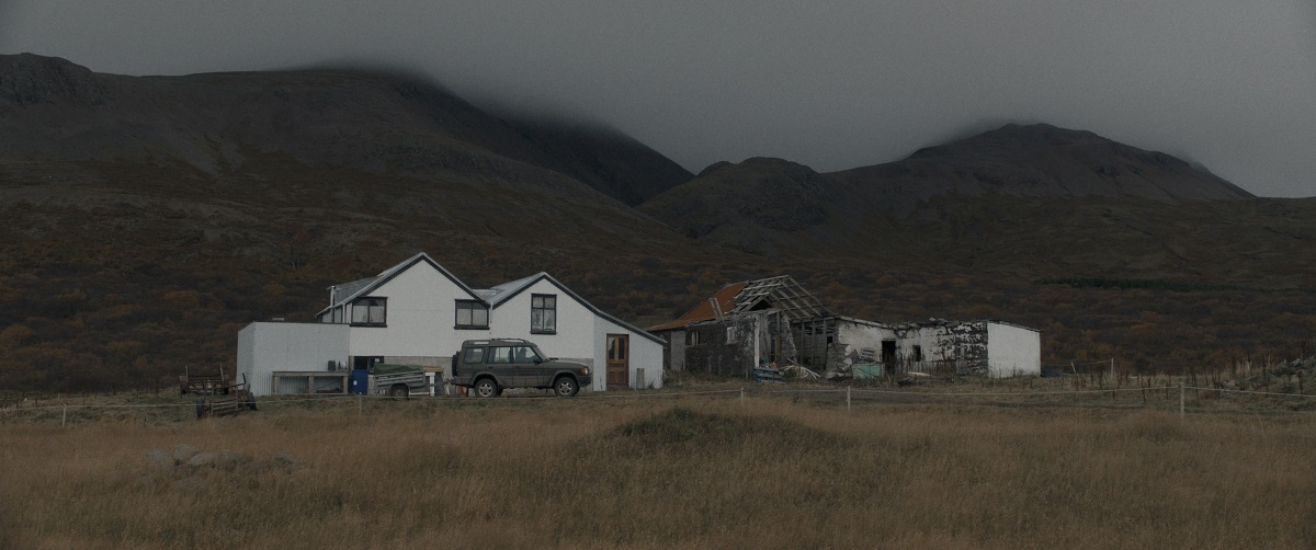 záber na dom z filmu Samota